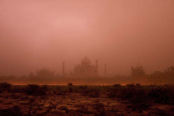 Una tempesta di sabbia ha reso la silohuette del Taj Mahal meno scontata